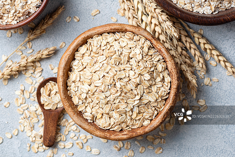 传统的燕麦片在碗中图片素材