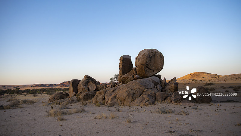 圆形叠放的岩石，纳米比亚达马拉兰德埃龙戈的沙漠日落景观图片素材