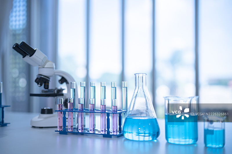 实验室内有显微镜和化学溶液，展示现代科学中的科学研究和实验，以促进创新发现。图片素材