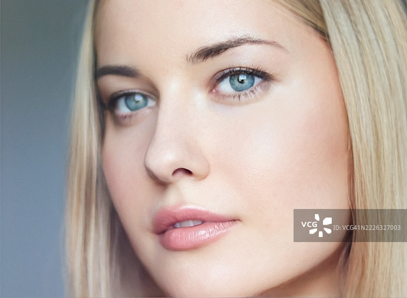 自然美与护肤优雅，金发女性，肤色清晰白皙，妆容柔和，蓝色眼睛，安静地摆姿势，英格兰，英国图片素材