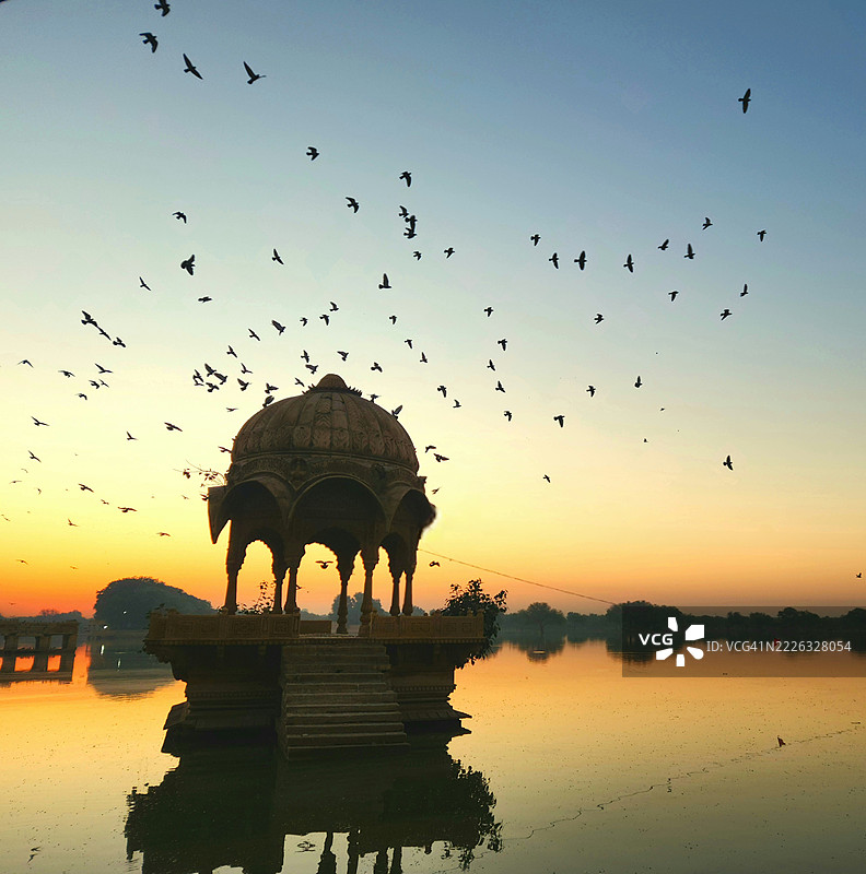 在拉贾斯坦邦的杰伊萨尔梅尔，黎明时分飞翔的鸟儿图片素材