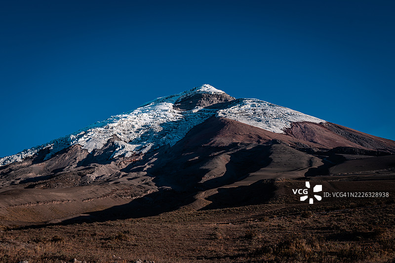 在蓝天之下的科托帕希火山，厄瓜多尔图片素材