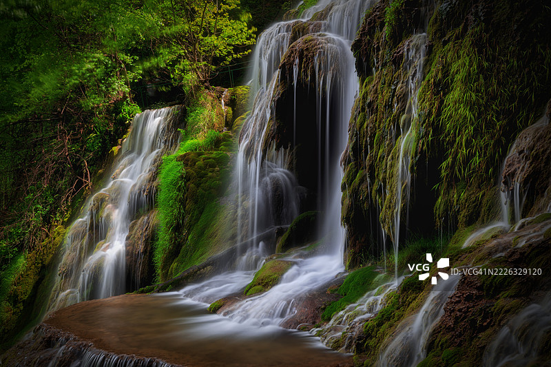 克鲁舒纳，洛维奇，保加利亚森林中的瀑布美景图片素材