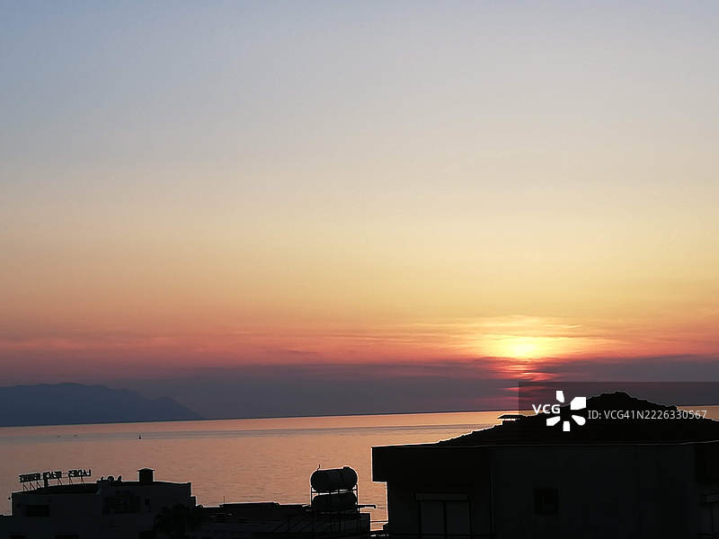 日落时分，建筑物的剪影映衬在天空中，艾登，土耳其图片素材