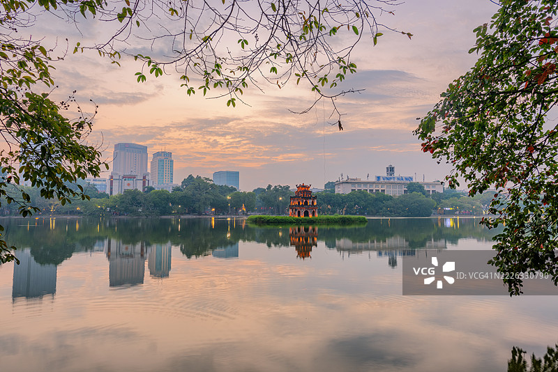 越南河内还剑湖中的龟塔图片素材