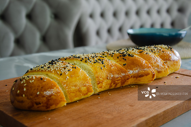 桌子上的面包特写图片素材