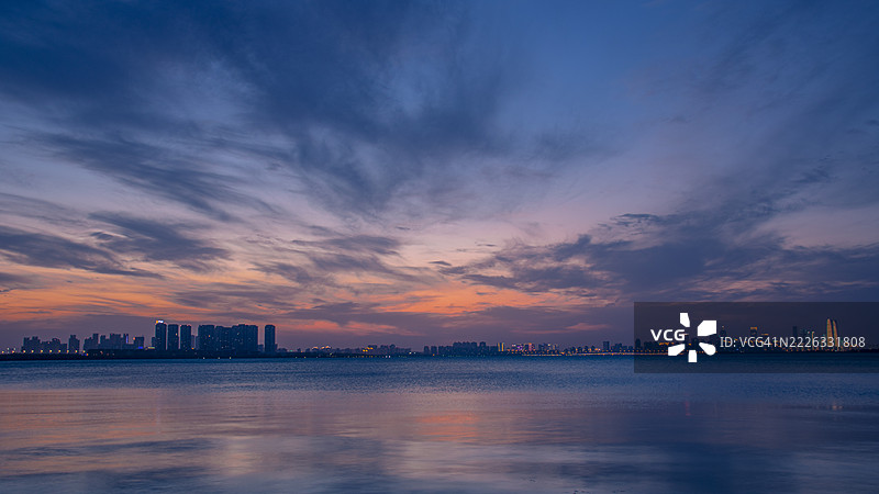 日落时分，海面与天空的美丽景色，苏州，江苏，中国图片素材