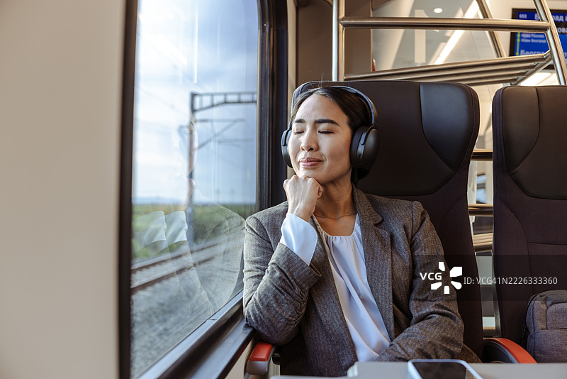 女人在宁静的下午乘火车旅行时放松身心图片素材