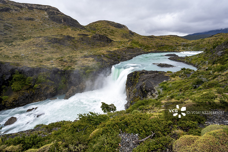 萨尔托格兰德瀑布，智利托雷斯德尔潘恩国家公园图片素材