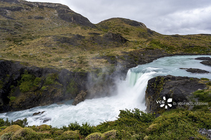 萨尔托格兰德瀑布，智利托雷斯德尔潘恩国家公园图片素材