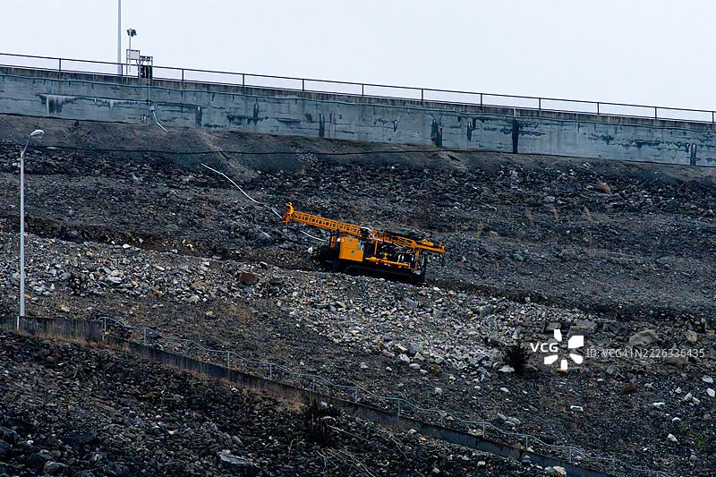 山坡上的重型道路施工设备图片素材
