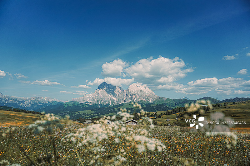被雪覆盖的山脉与天空的美丽景色，卡斯特尔鲁特，特伦蒂诺-南蒂罗尔，意大利，德国图片素材