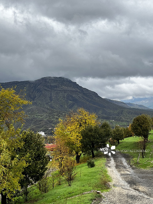 树木环绕的道路与天空的美丽景色，德雷吉克，格尔梅，哈卡里，土耳其图片素材
