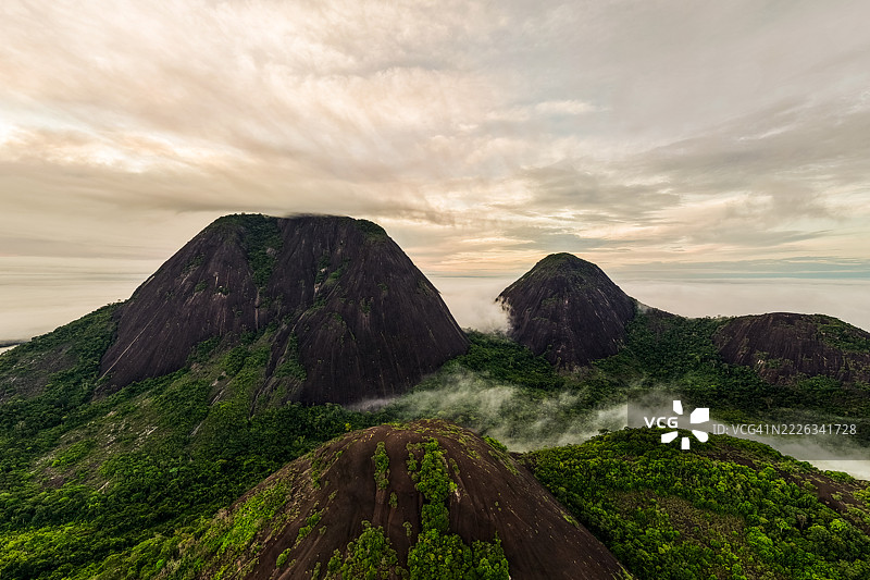 哥伦比亚瓜伊尼亚省普埃尔托·伊尼里达的马维库雷山脉鸟瞰图图片素材