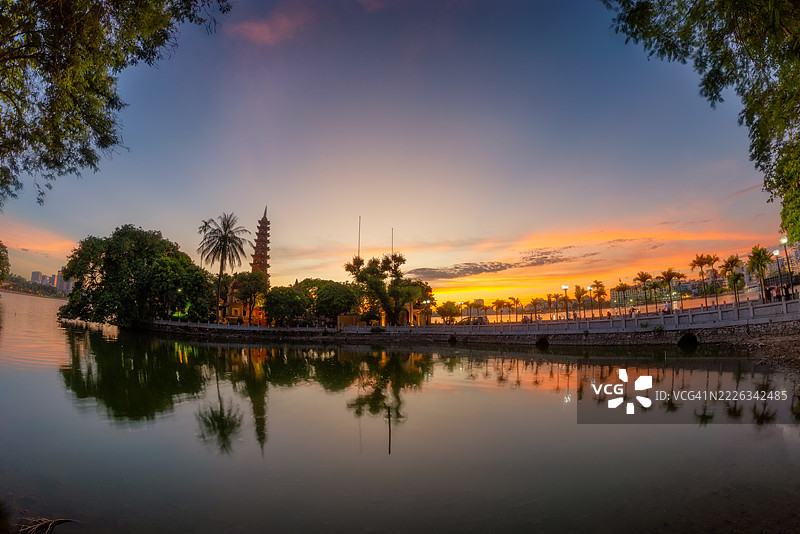 越南河内西湖镇国寺的日落图片素材