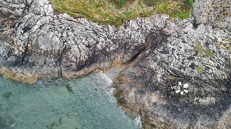 威尔士普威利海岸的高角度岩石景观，英国图片素材