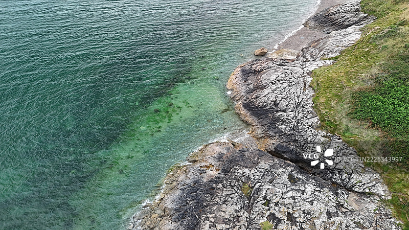 海滩上岩石的高角度视图，普威尔赫利，威尔士，联合王国，英国图片素材