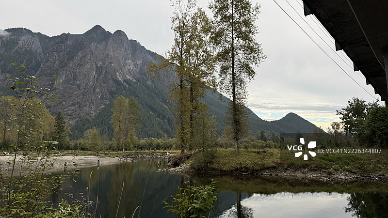 湖边树木与天空的美丽景色，华盛顿州斯诺夸尔米，金县，美国图片素材