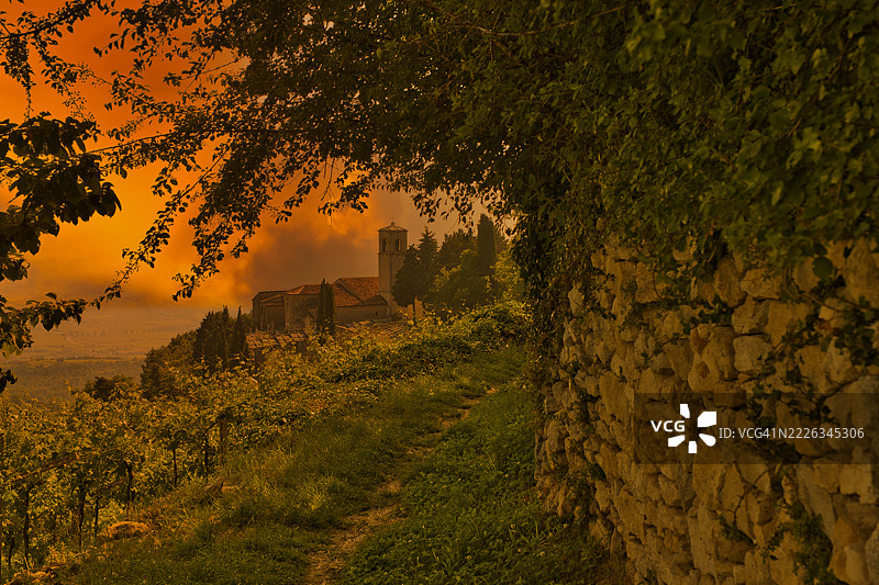 日落时分，马拉诺·迪·瓦尔波利切拉的天空中树木与建筑物相映成趣，威尼托，意大利，德国图片素材