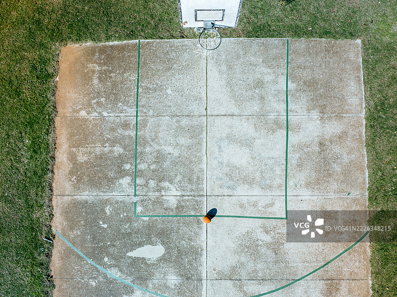 篮球静静地躺在空旷的球场上，东开普省，贝塞尔斯多普，纳尔逊·曼德拉湾，6059，南非图片素材