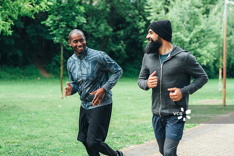 户外有氧训练。快乐的运动员们在大自然中一起奔跑，享受乐趣。图片素材
