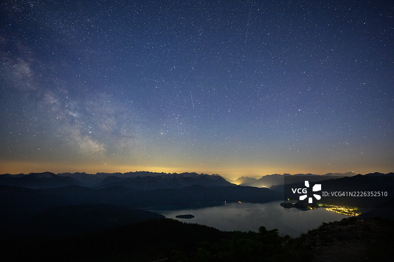 夜空下的山脉美景，科赫尔湖，82431，巴伐利亚，德国图片素材