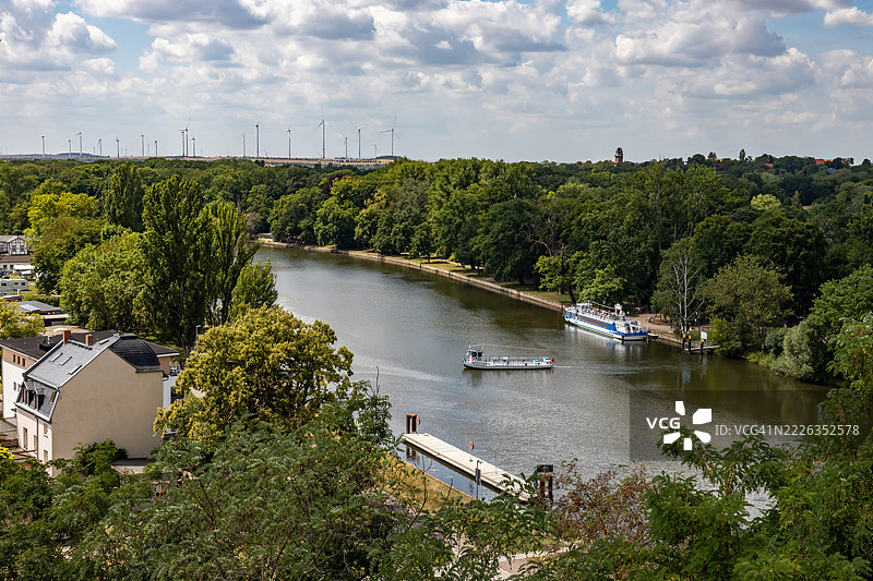 德国萨克森-安哈尔特州贝尔恩堡的萨勒河与渡船图片素材