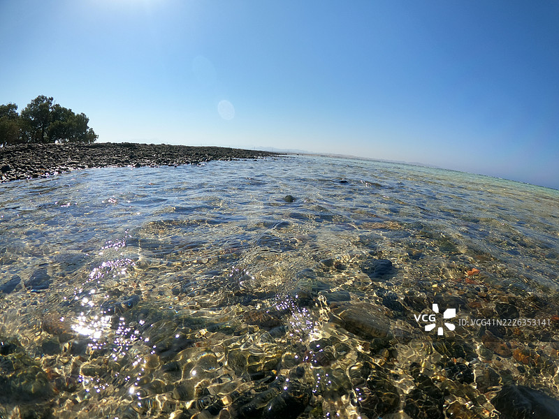 埃及红海马尔萨阿拉姆的清澈天空下的海景图片素材