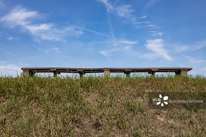 大堤上的长椅图片素材