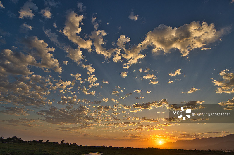 加利福尼亚州卡彭特里亚日落时分的戏剧性天空美景图片素材