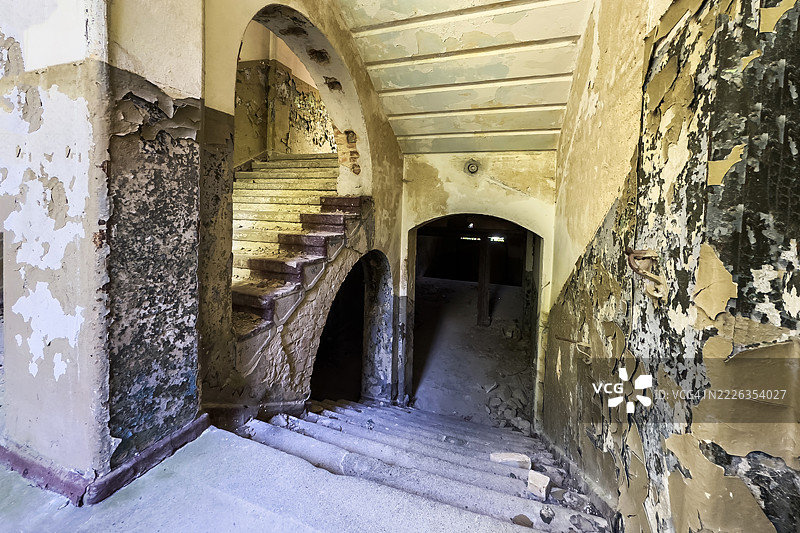 废弃建筑中的楼梯图片素材