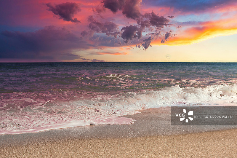 加州卡宾特里亚日落时分海洋与天空的美丽景色图片素材