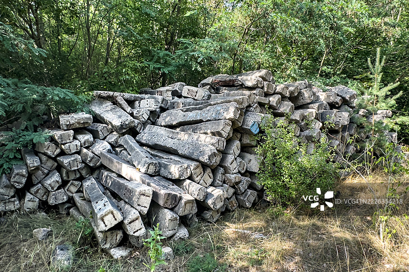 森林中堆放着旧混凝土铁路枕木图片素材