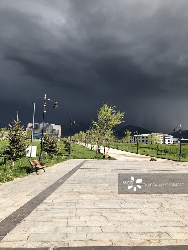 空荡荡的长椅与天空，埃尔祖鲁姆大学，土耳其图片素材