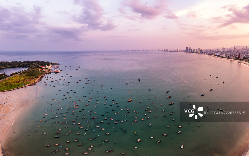 美溪海滩的鸟瞰图 - 《福布斯》杂志评选的世界六大美丽海滩之一，越南岘港图片素材