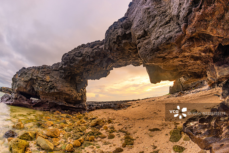 黎孙岛上的石门拱门，越南广义省图片素材