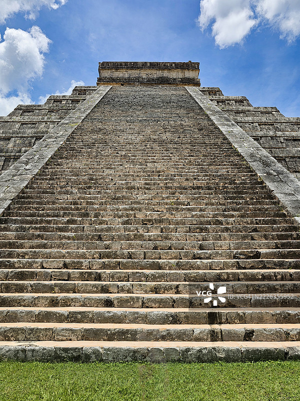 低角度仰视楼梯与天空的景象，奇琴伊察考古区，尤卡坦，墨西哥，葡萄牙图片素材