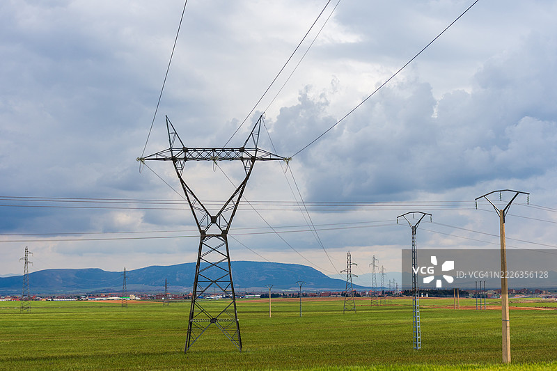 低角度视图的电力塔在田野上与天空相对，塞提夫，阿尔及利亚，阿拉伯联合酋长国图片素材