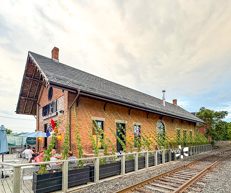 在哈德逊用餐的人们图片素材