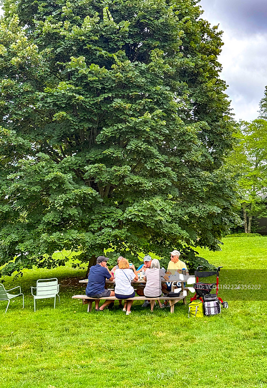 朋友们在西斯托克布里奇的野餐桌上享用午餐图片素材