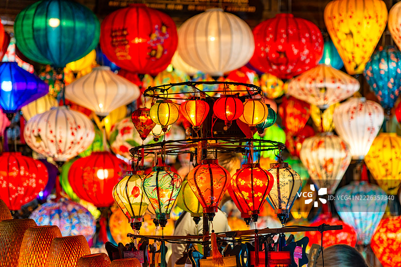 古老亚洲城镇的街道上的纸灯笼 - 会安，广南省，越南图片素材