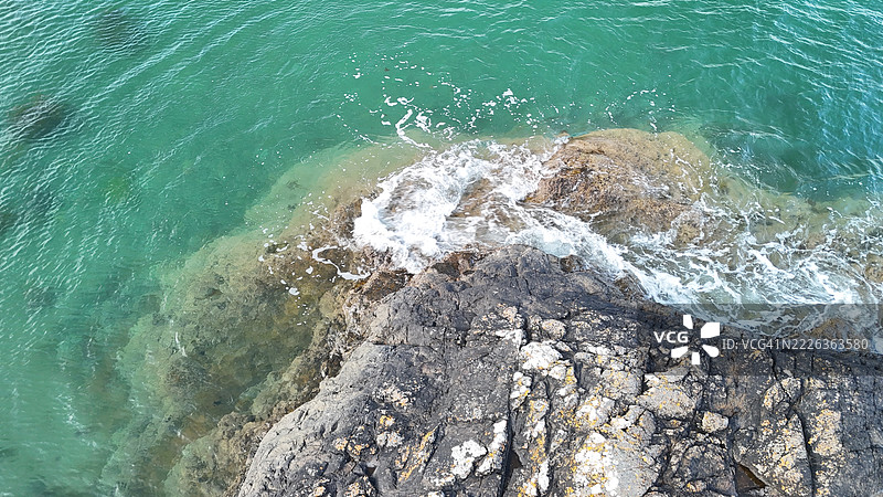 海滩上岩石的高角度视图，普威尔赫利，英国图片素材