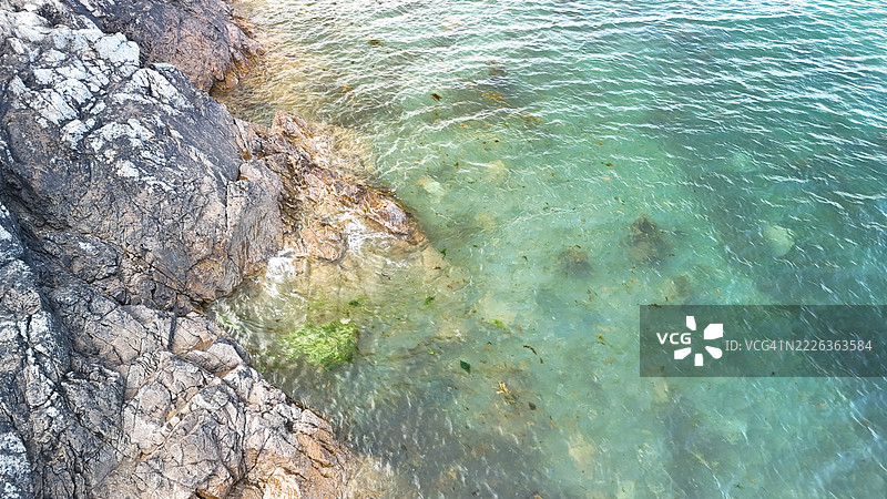 海中岩石的高角度视图，普威利，英国图片素材