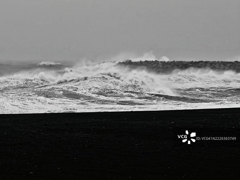 冰岛清澈天空下的海景图片素材