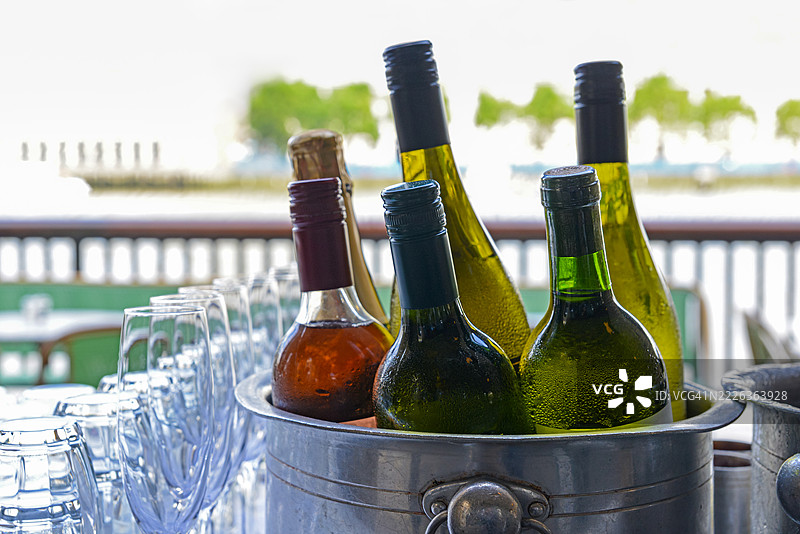 桌子上的瓶子特写，伦敦，英国图片素材