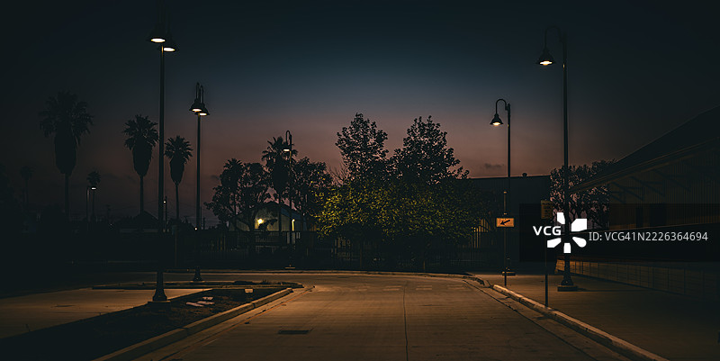 夜空下的路灯低角度视图，加利福尼亚州萨利纳斯，美国图片素材