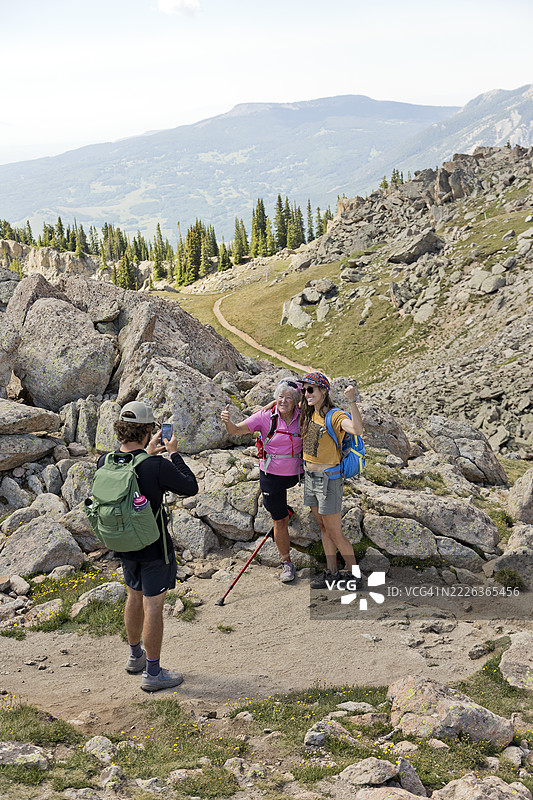 一位截肢女性在山峰上徒步旅行图片素材