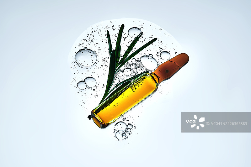 一支装有化妆品和迷迭香的安瓶图片素材