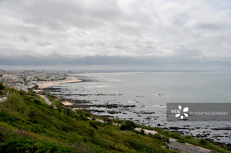 从观景点俯瞰的海滩景色，葡萄牙科英布拉的菲盖拉达福斯图片素材