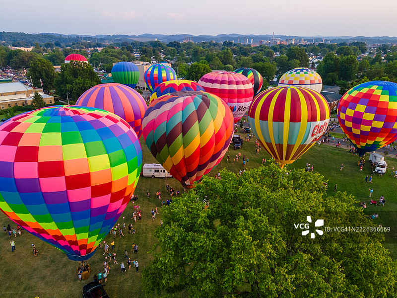 从高处俯瞰五彩缤纷的热气球在田野上空飞行，田纳西州金斯波特，美国图片素材